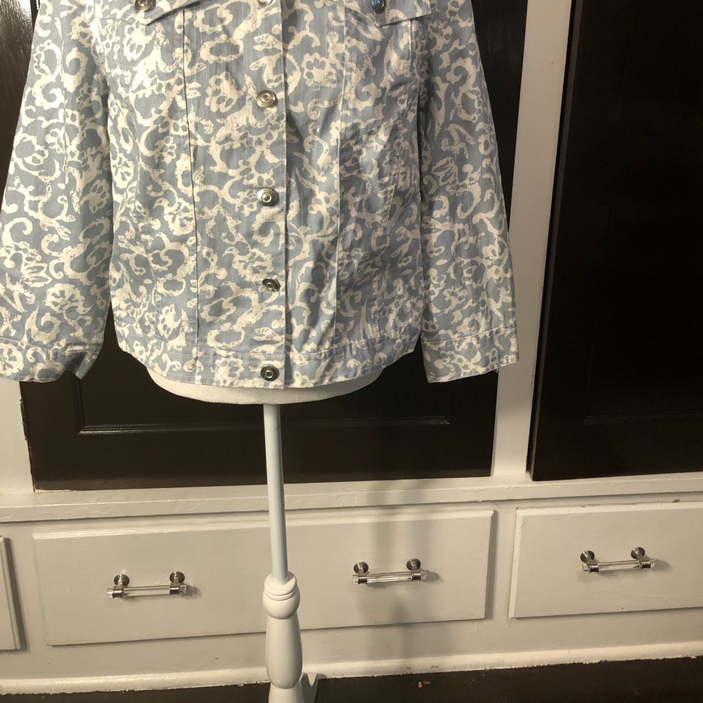 Nice blue & white light weight jacket w/seashells